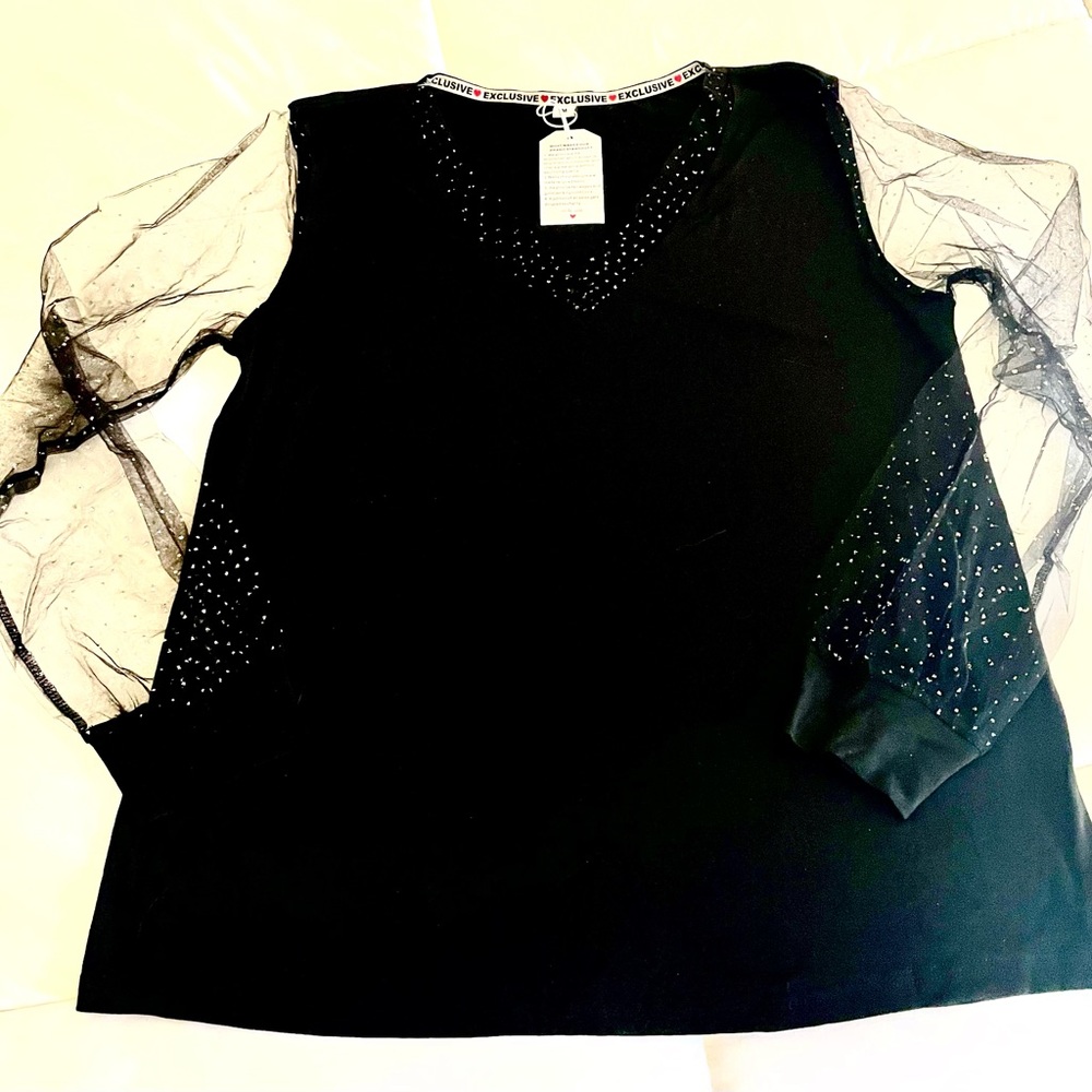 Shirt with sparkle V neck and sparkle sleeves